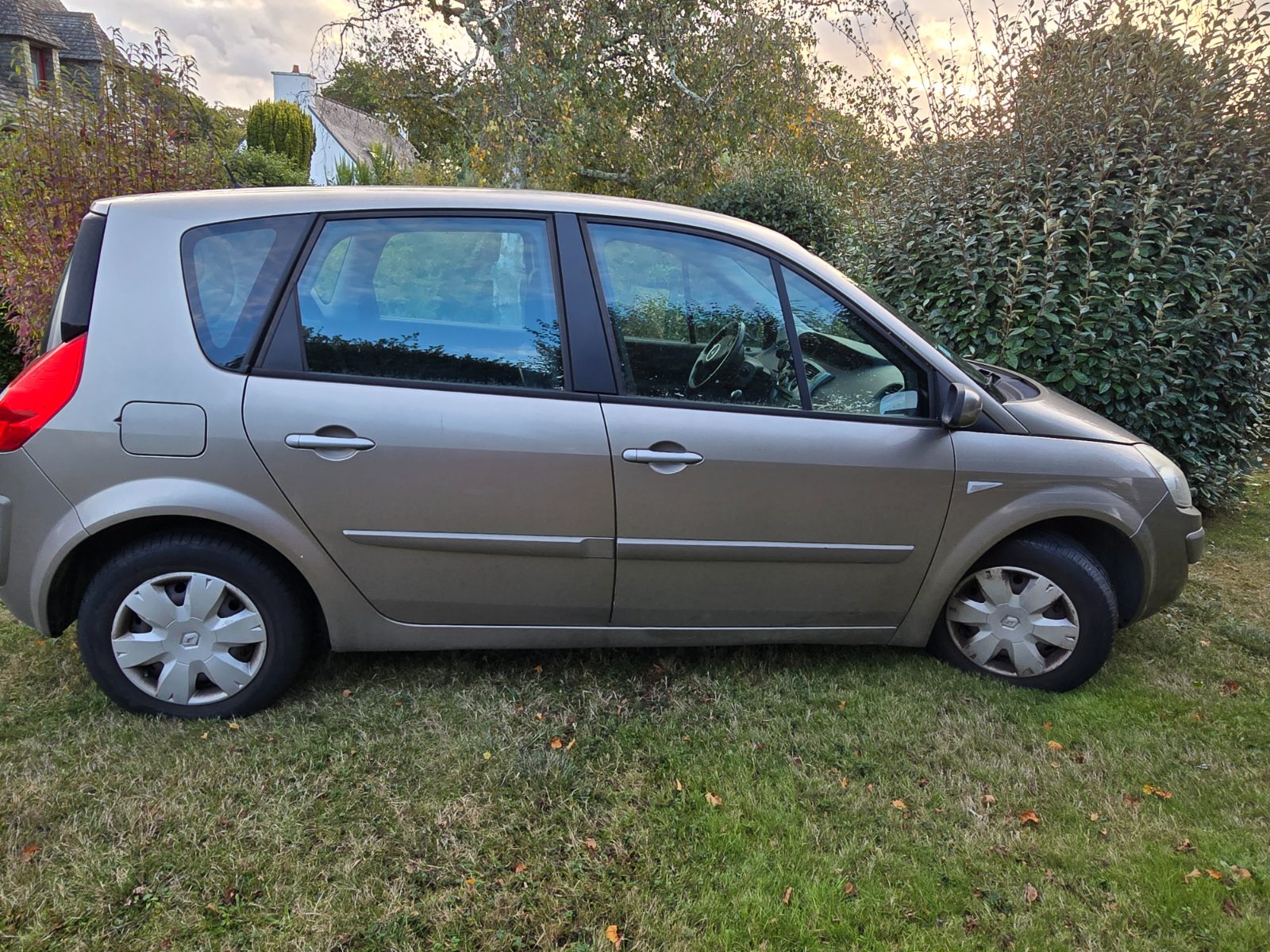 Renault SCENIC II NG EXP PK 1.6 16V 1.6 16V Velours typologie bleu